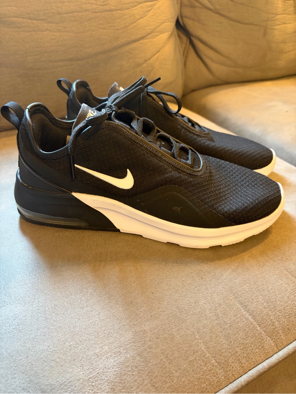 Nike Men’s Black & White Casual Running Sneakers
